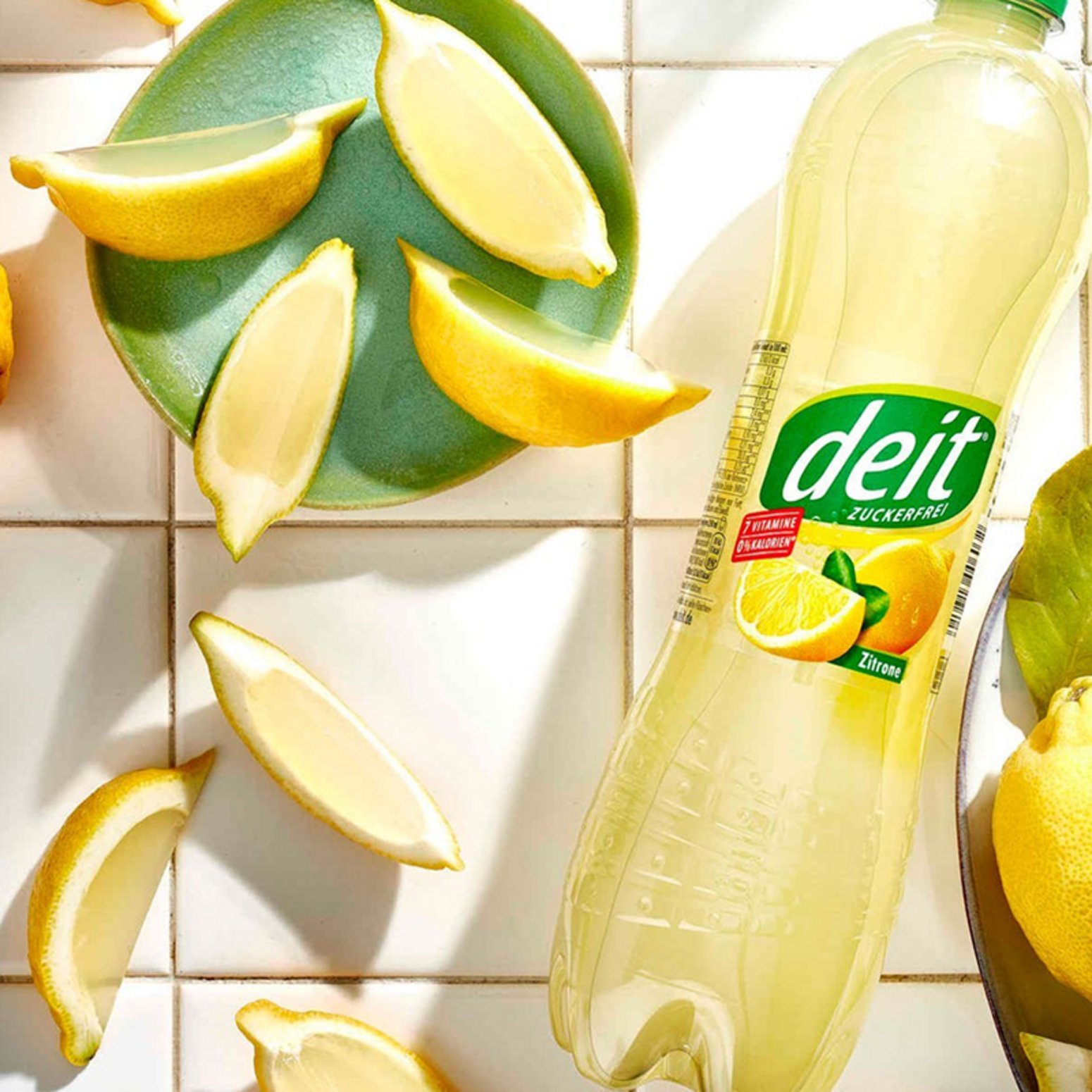 Deit Dosen und Flaschen in modernen Kontexten, unterwegs beim Radfahren, als Basis für Cocktails etc. Instagram-Optik.