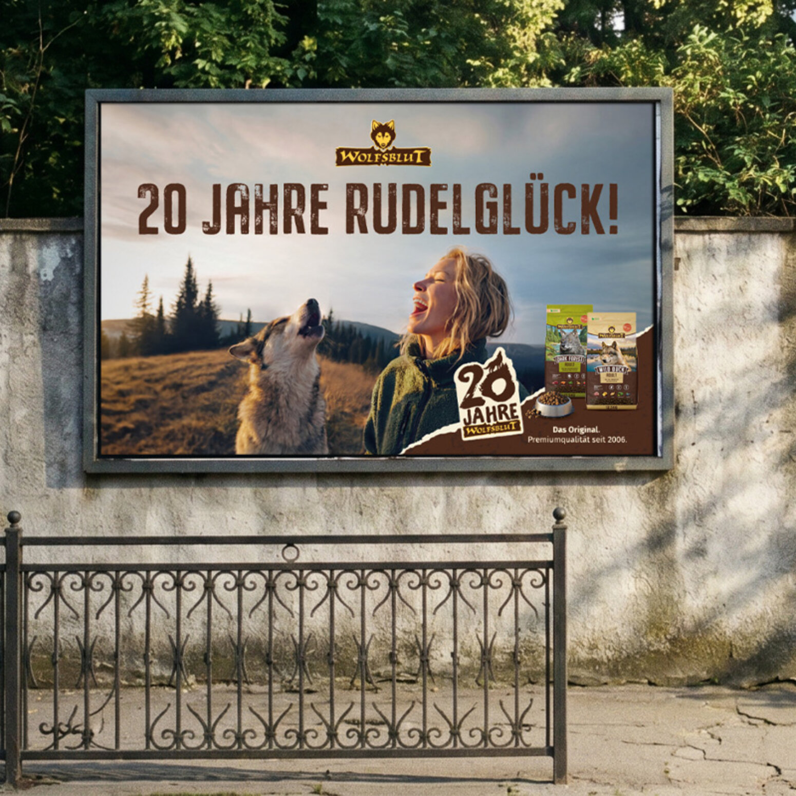 Mehrere Bilder zeigen das Kampagnenmotiv als Plakat im realen Umfeld. Außerdem eine Animation, die auf das Jubiläumsgewinnspiel der Hundefuttermarke hinweist.