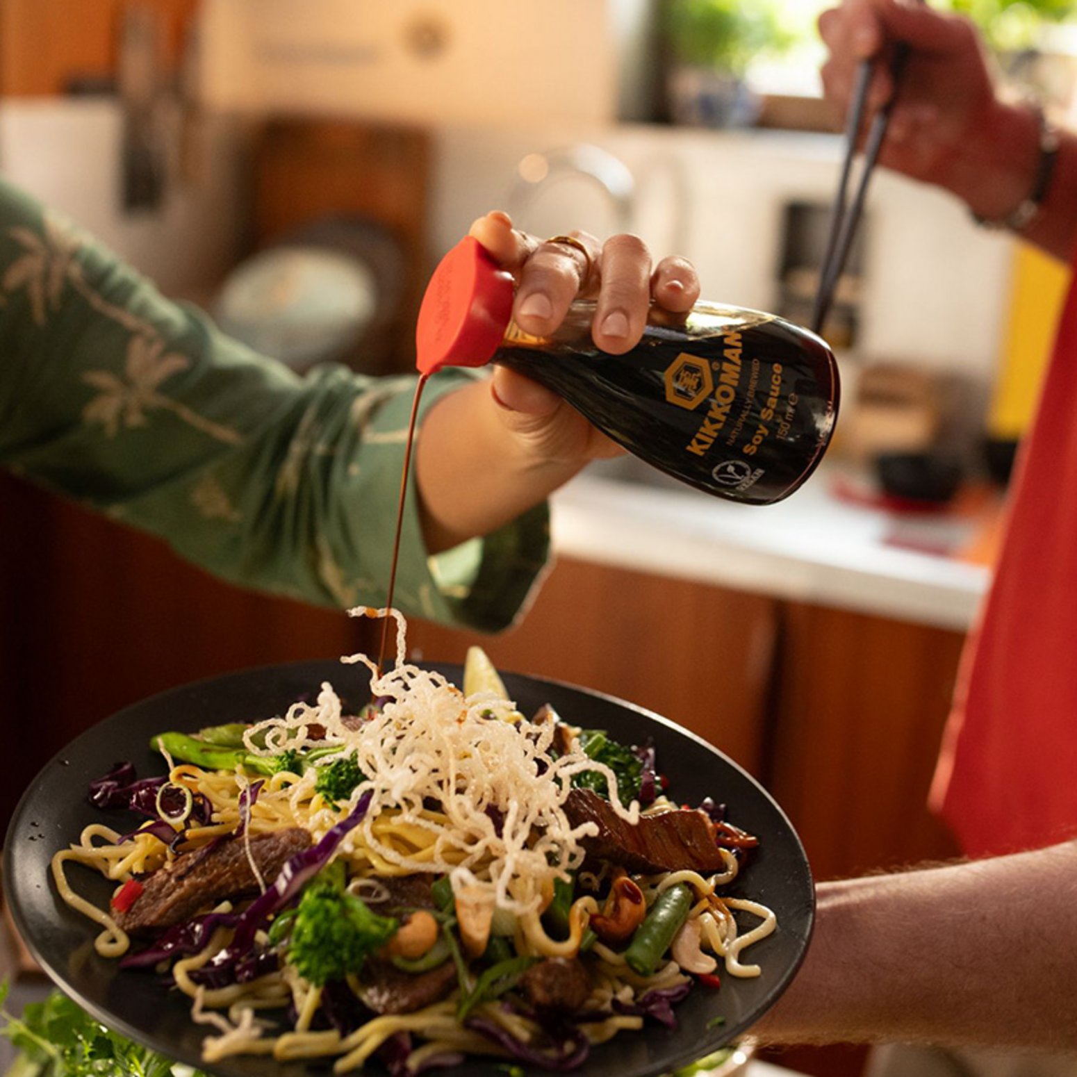 Verschiedene Szenen aus dem Film mit untschiedlichen Küchentypen.