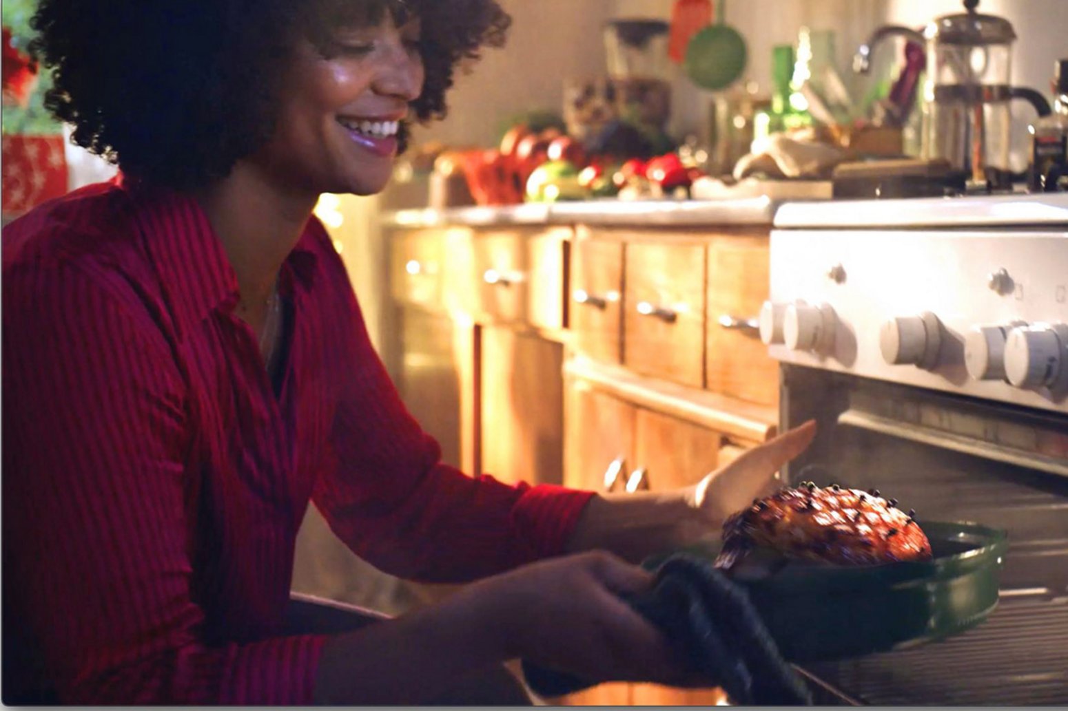 Festtagsvorbereitungen in der Küche und Closeups auf fertige Gerichte.