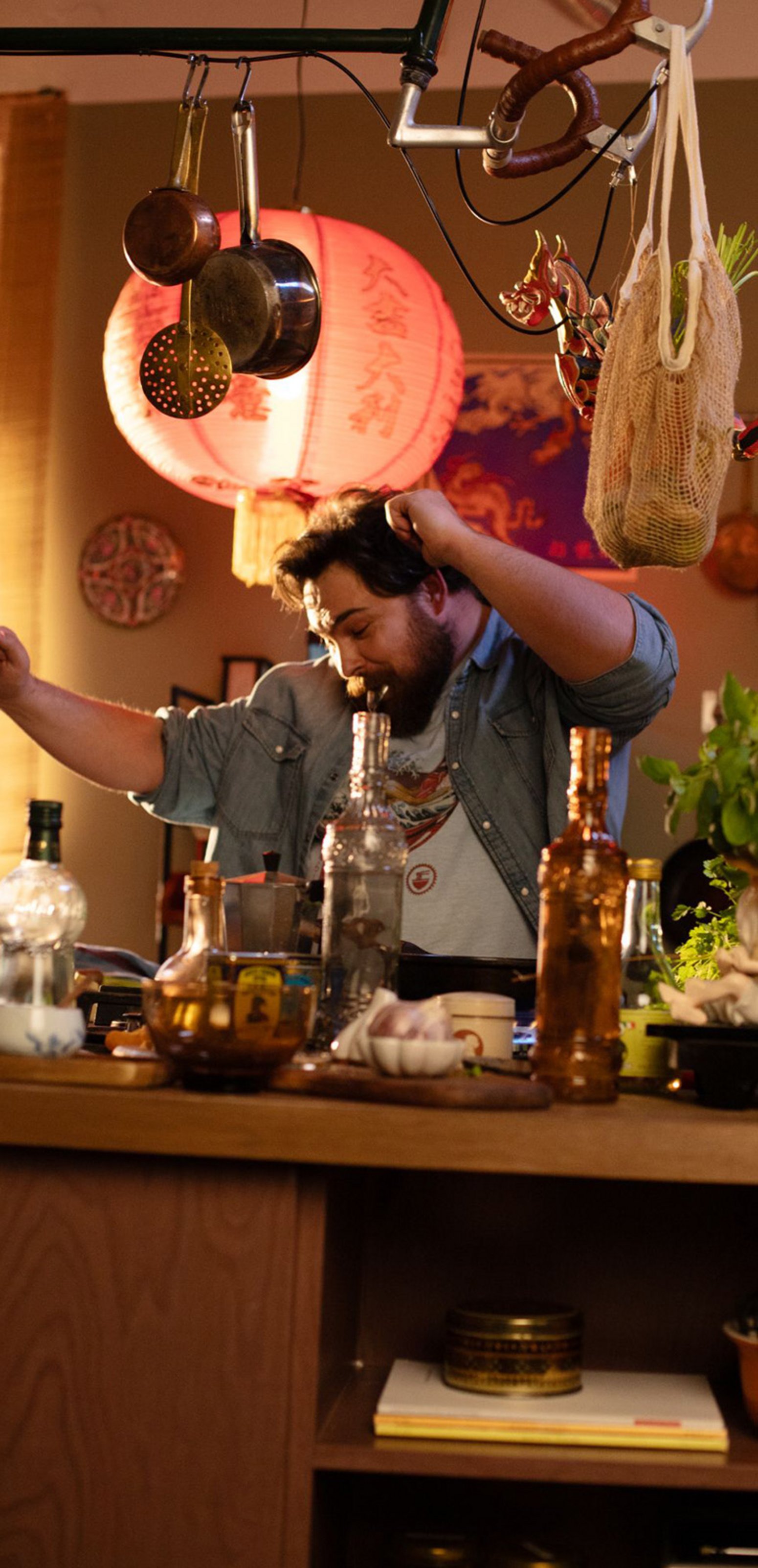 Verschiedene Szenen aus dem Film mit untschiedlichen Küchentypen.