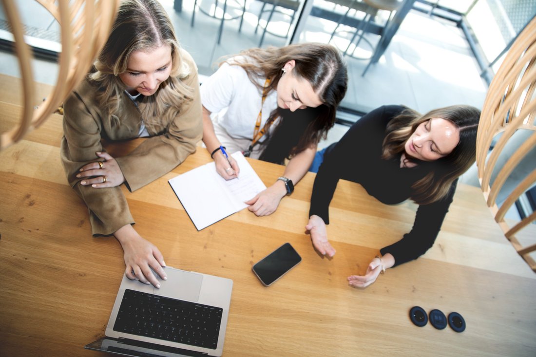 Seniore und juniore Kolleginnen im Austausch.