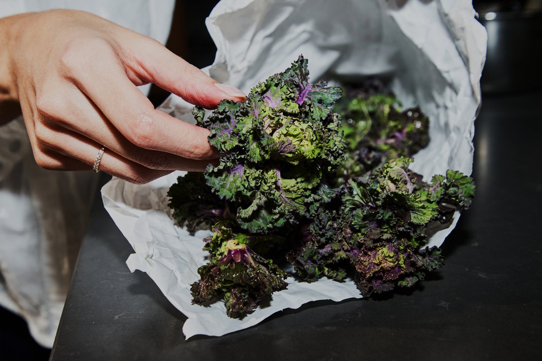 Closeup auf eine Papiertüte voll mit Grünkohl.