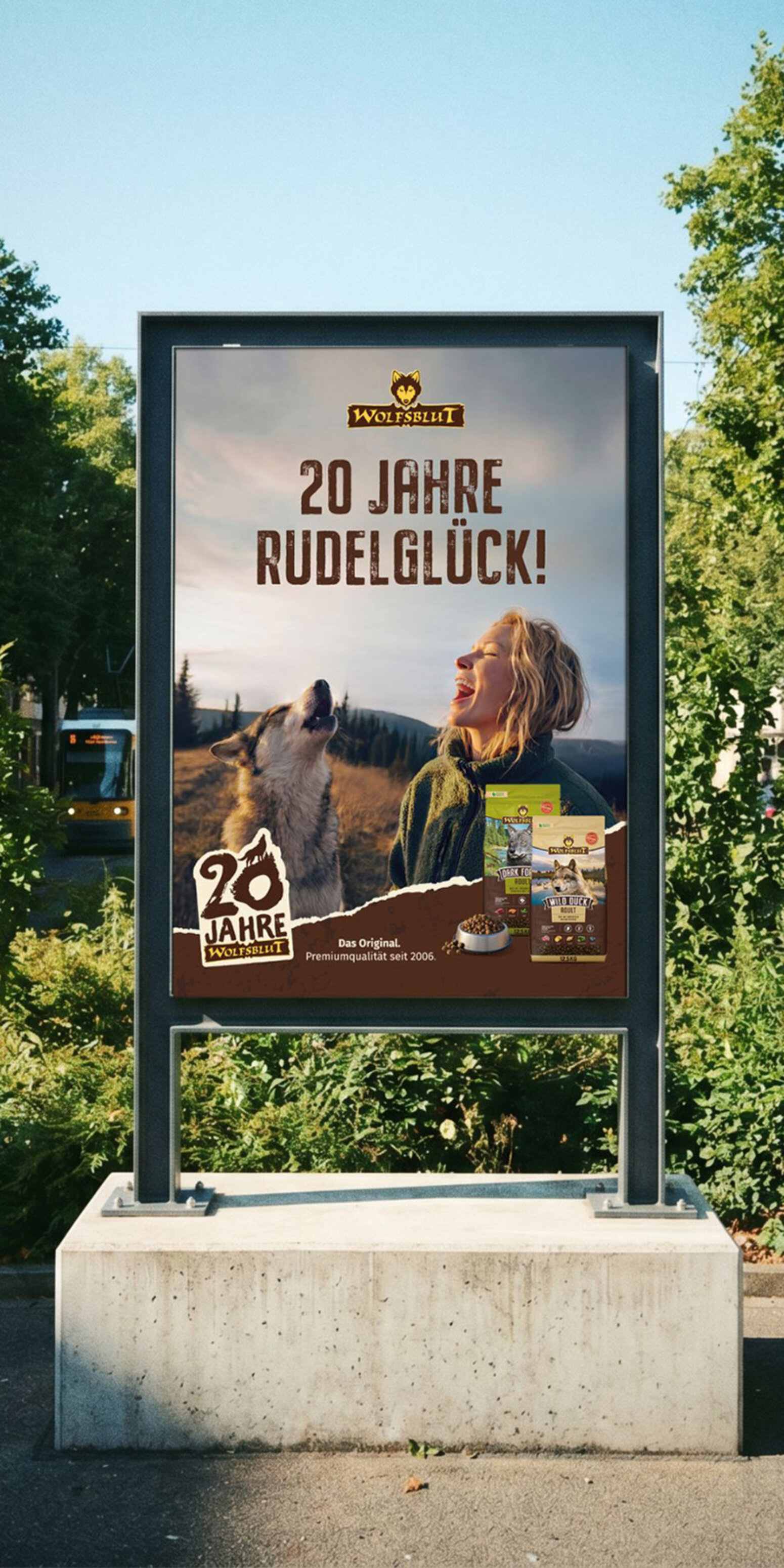 Mehrere Bilder zeigen das Kampagnenmotiv als Plakat im realen Umfeld. Außerdem eine Animation, die auf das Jubiläumsgewinnspiel der Hundefuttermarke hinweist.