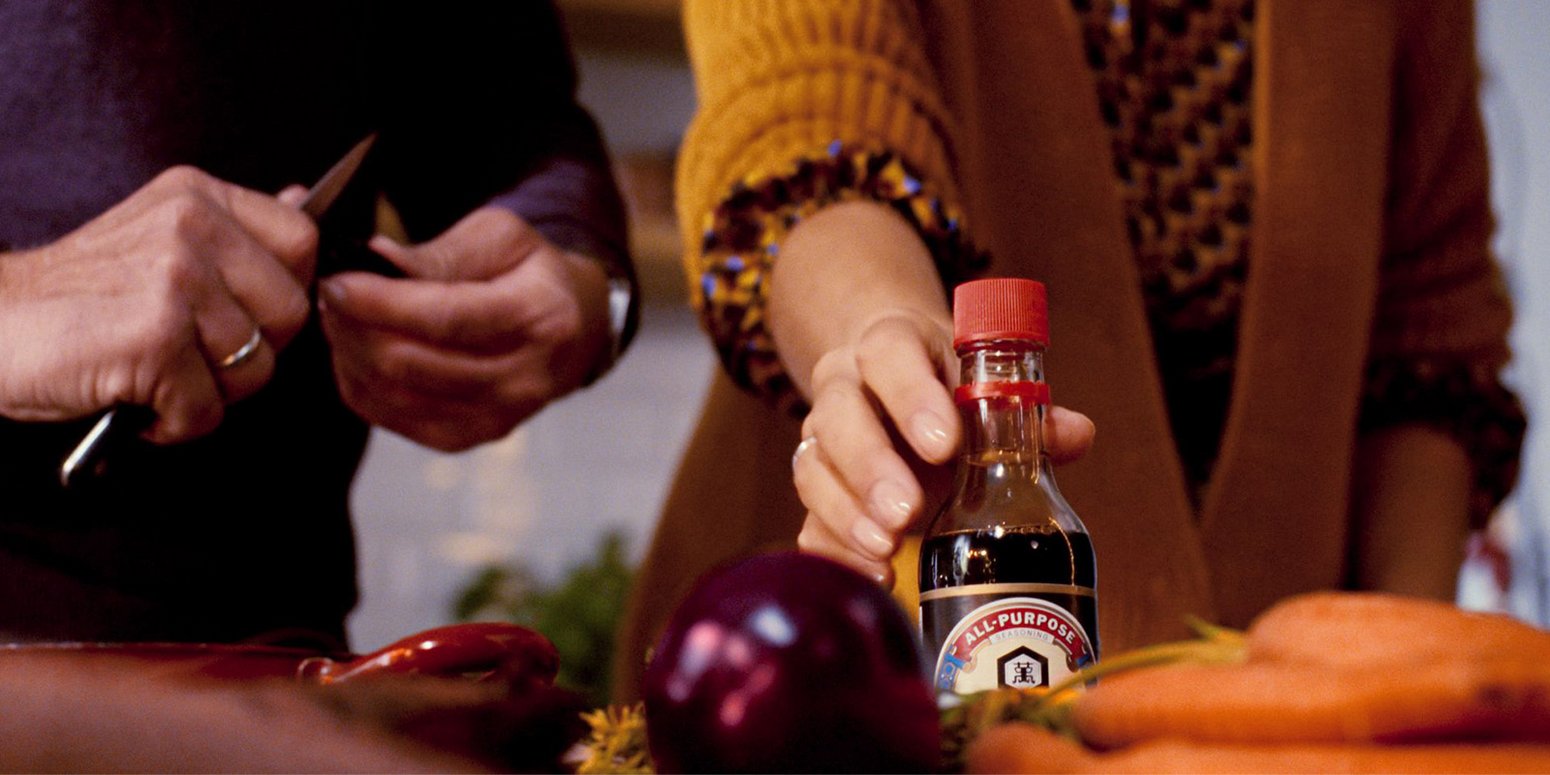 Festtagsvorbereitungen in der Küche und Closeups auf fertige Gerichte.