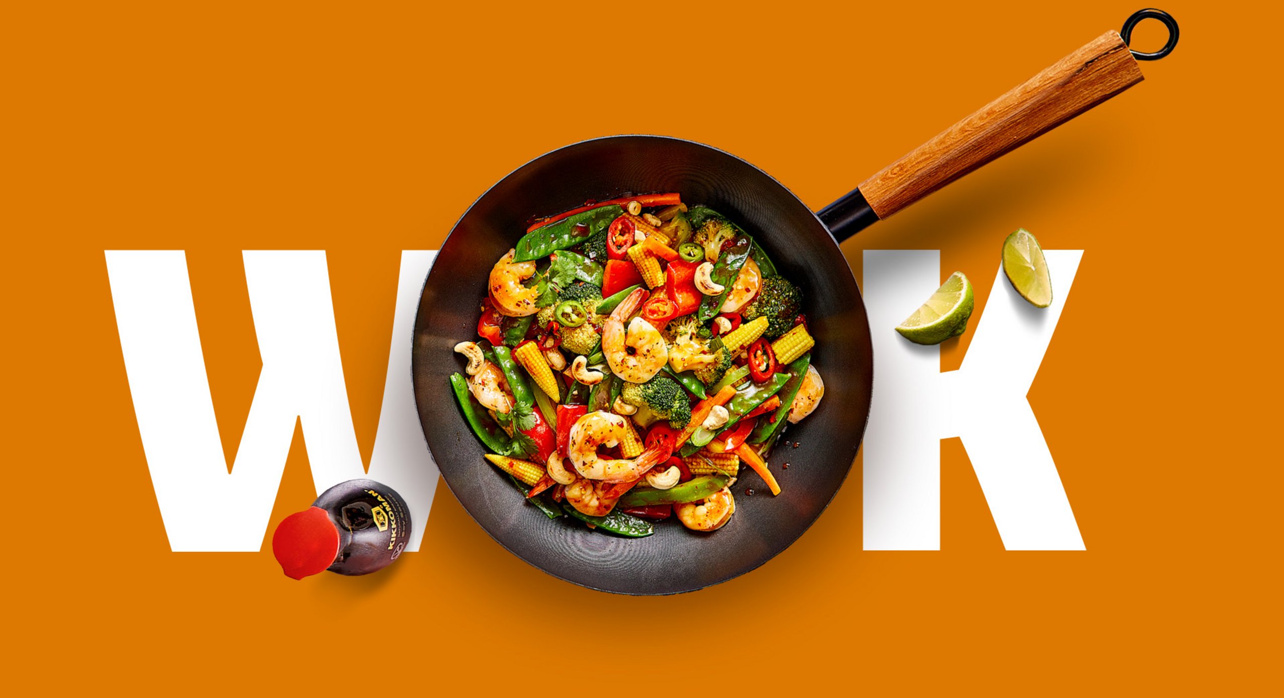Key Visual: Aufsicht auf eine Wokpfanne, die das O im Wort Wok ersetzt, daneben ein Kikkoman Dispenser.