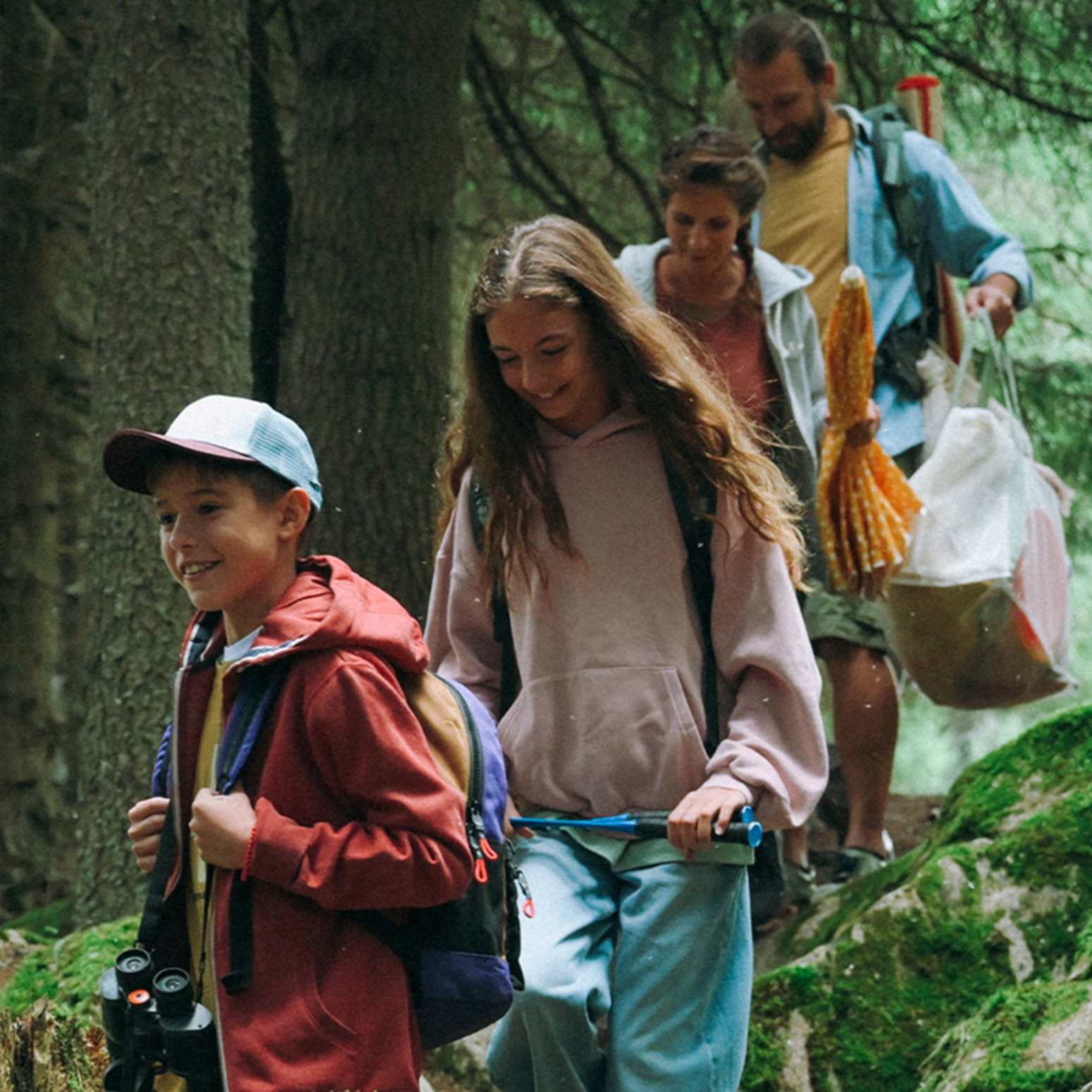 Outdoor geht überall: Junge Menschen feiern mit Genuss eine Rooftop-Party, eine Familie auf dem Weg zum Wald-Picknick, eine Forelle wird direkt am Flußufer gegrillt.