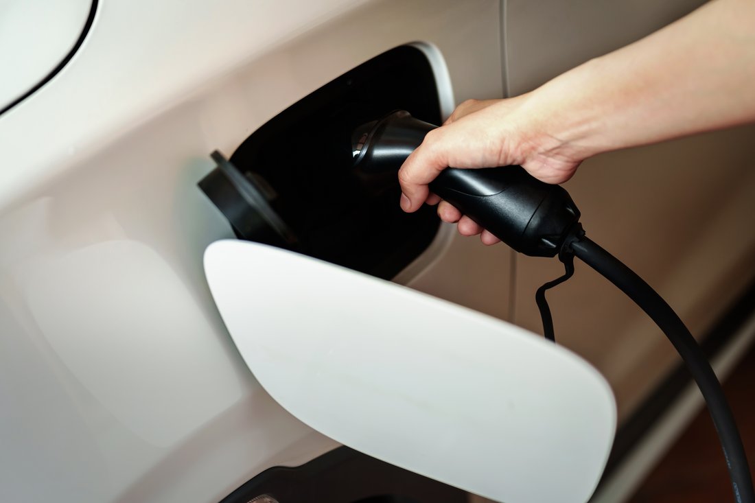 Eines der E-Autos auf dem taste Fuhrpark wird aufgeladen.