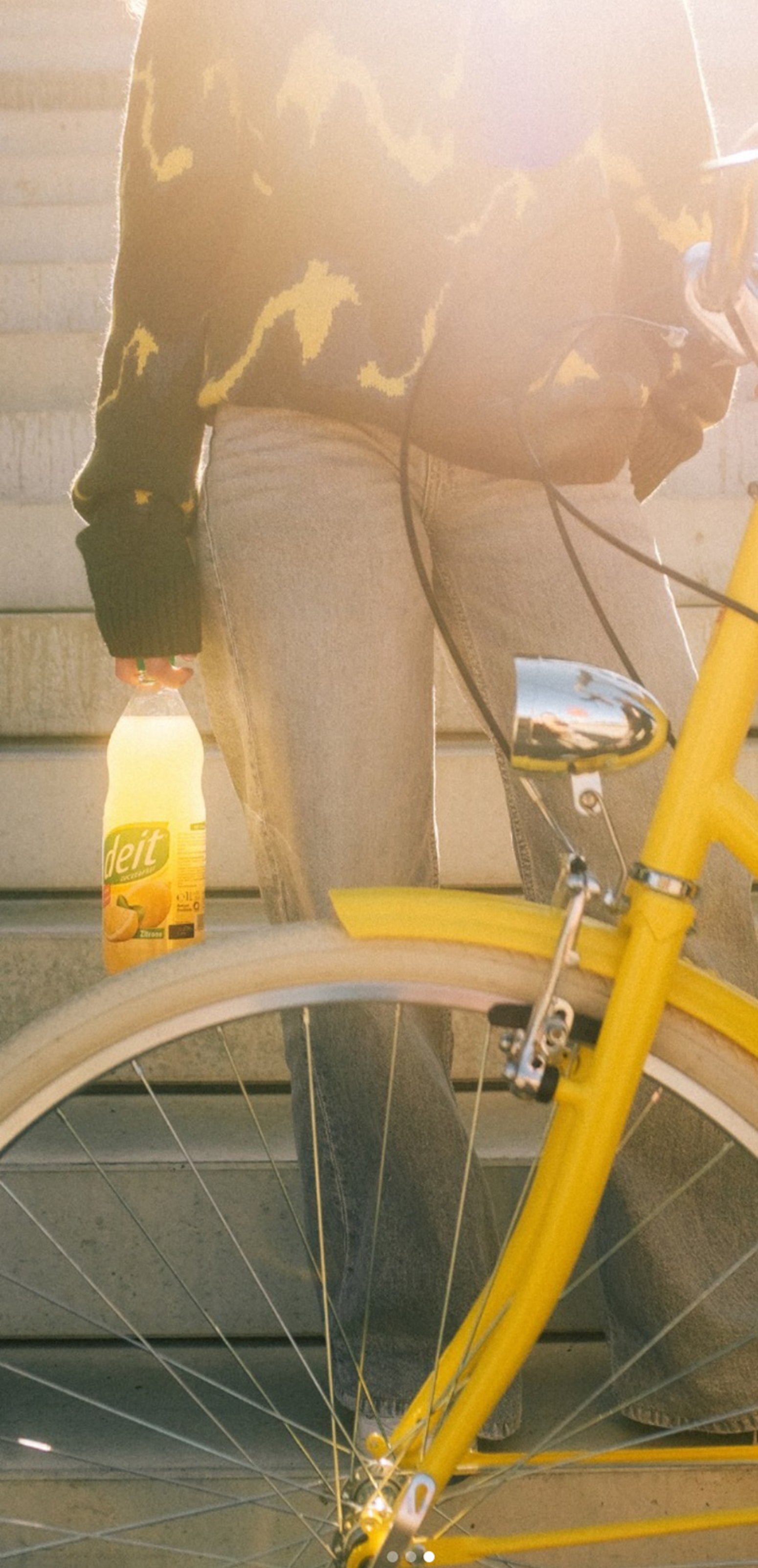 Deit Dosen und Flaschen in modernen Kontexten, unterwegs beim Radfahren, als Basis für Cocktails etc. Instagram-Optik.