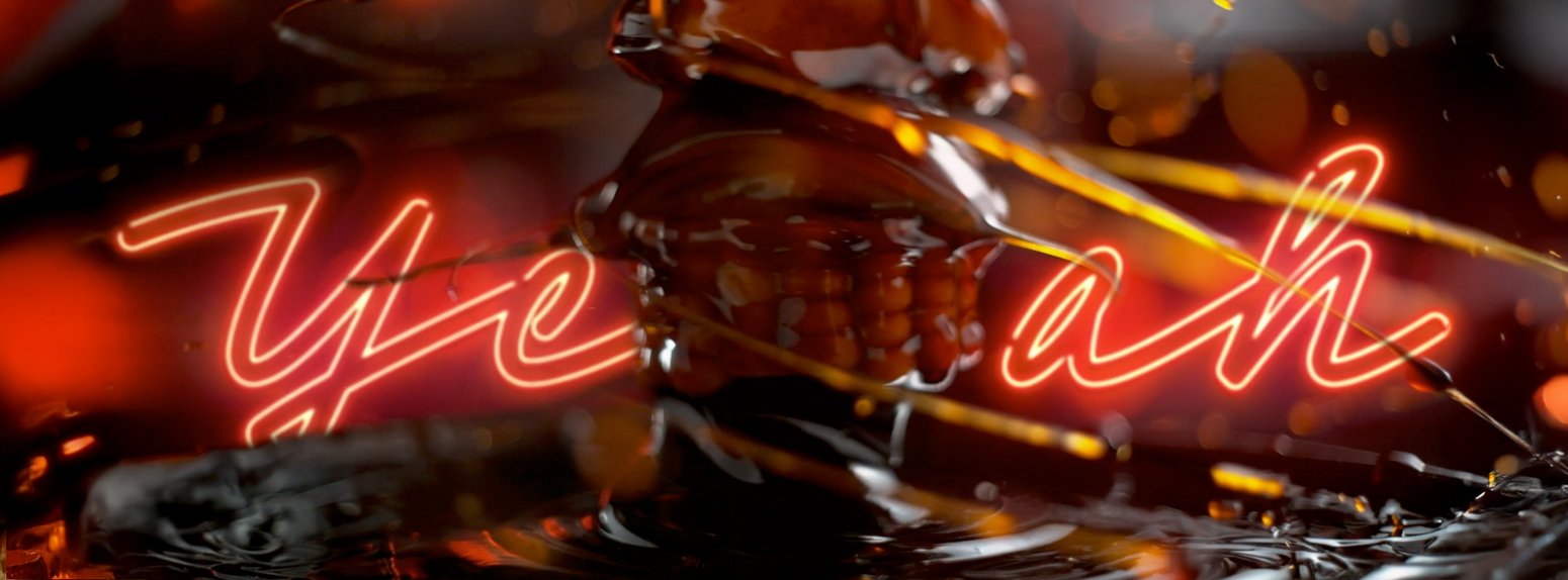 Ein Grillspieß closeup, Teriyaki-Sauce spritzt appetitlich, im Hintergrund ein Neon-Schild mit dem Wort "yeah".