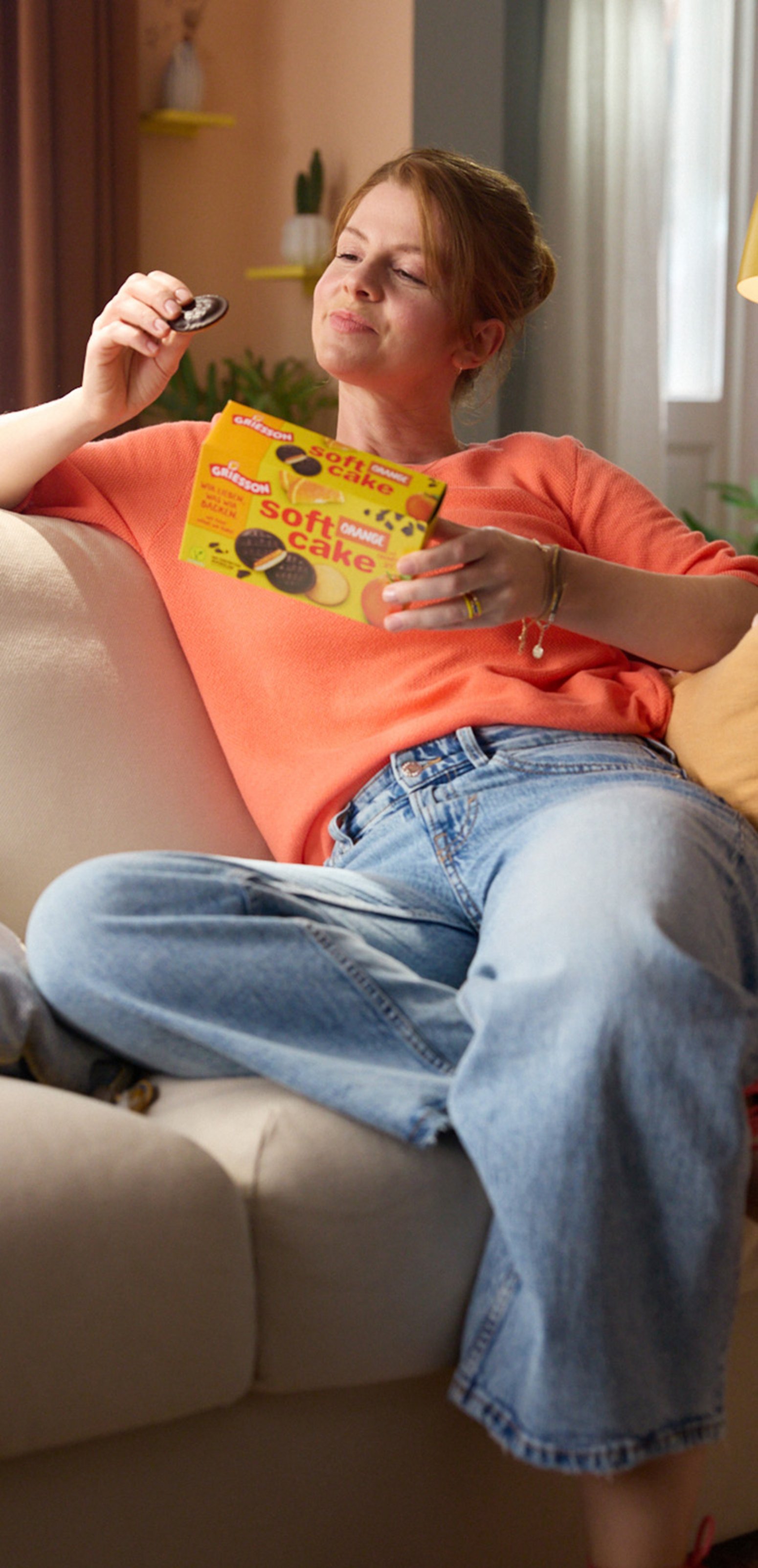 Div. Einstellungen aus dem Film mit einem Closeup auf den Keks, die Puppe und das Packaging.