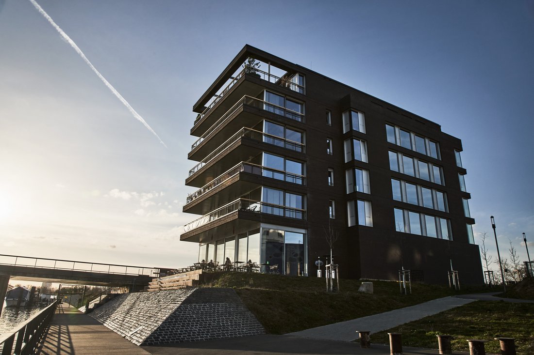 Das  nachhaltig und energieeffizient gebaute taste Gebäude auf der Offenbacher Hafeninsel.