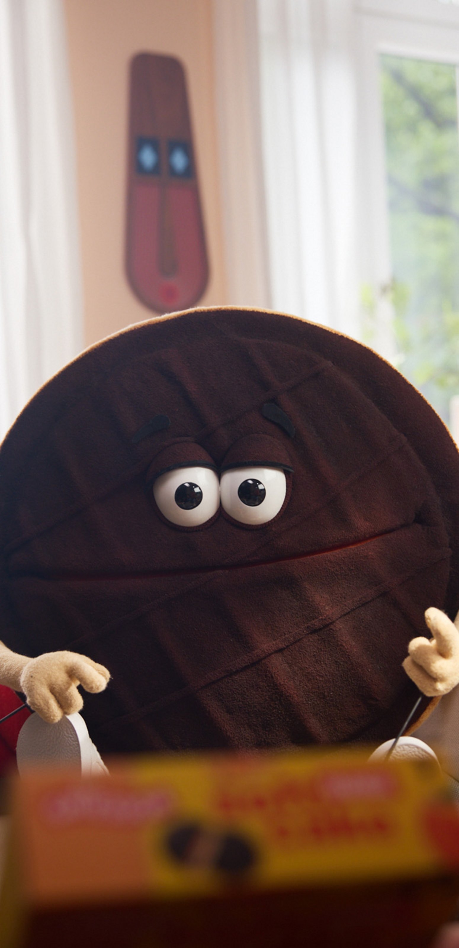 Div. Einstellungen aus dem Film mit einem Closeup auf den Keks, die Puppe und das Packaging.