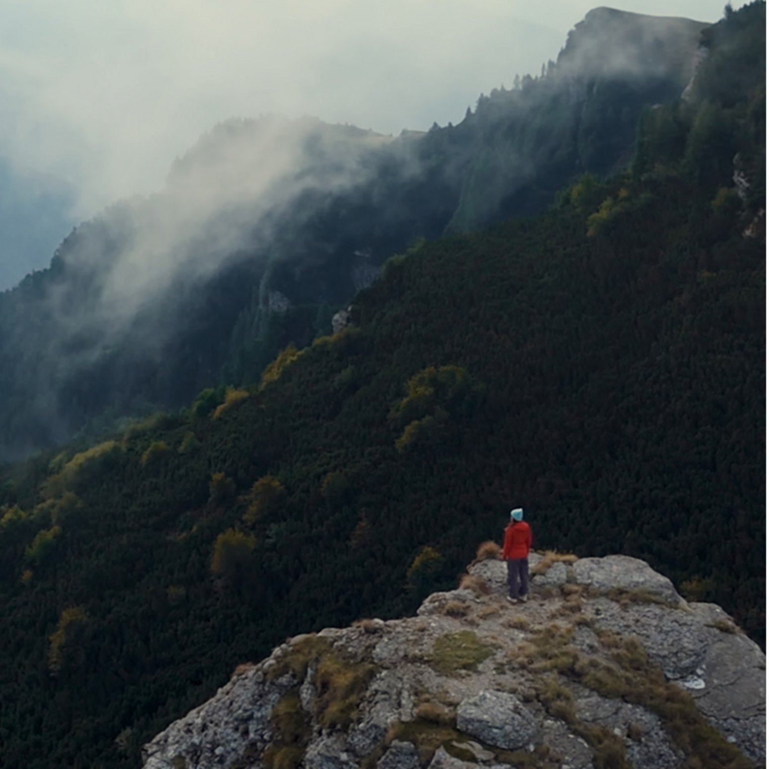 Outdoor geht überall: Junge Menschen feiern mit Genuss eine Rooftop-Party, eine Familie auf dem Weg zum Wald-Picknick, eine Forelle wird direkt am Flußufer gegrillt.
