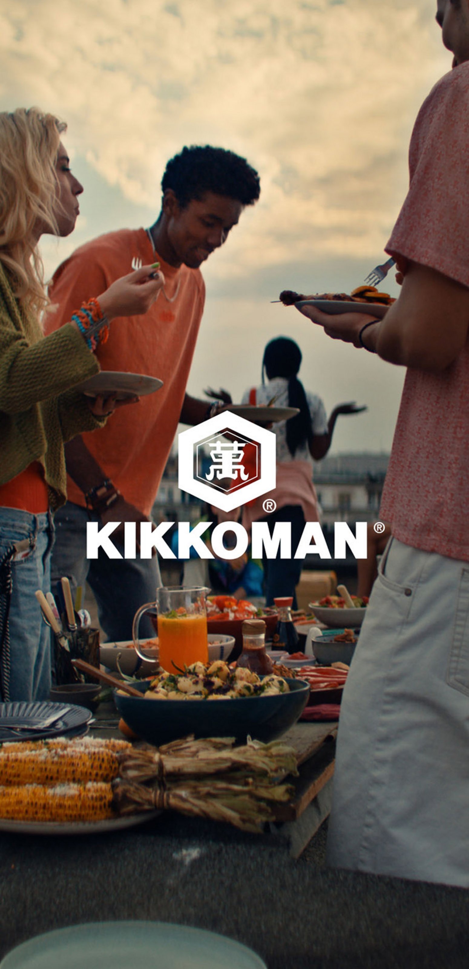 Outdoor geht überall: Junge Menschen feiern mit Genuss eine Rooftop-Party, eine Familie auf dem Weg zum Wald-Picknick, eine Forelle wird direkt am Flußufer gegrillt.