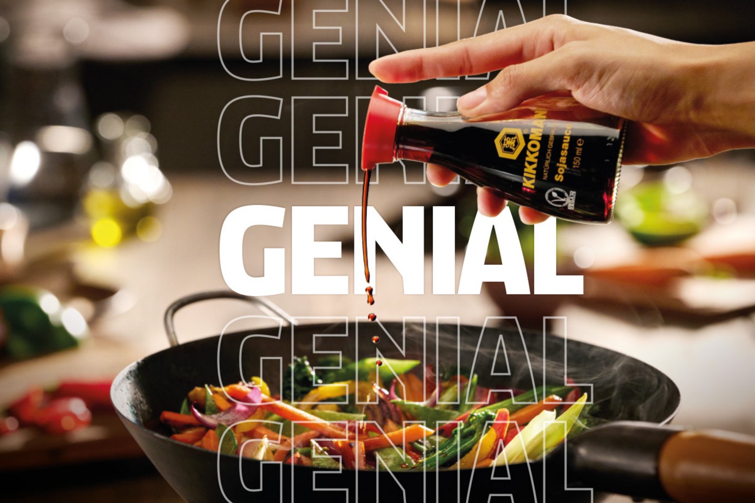 Ein leckeres Wok-Gericht wird mit einem Schuss Kikkoman Sojasauce verfeinert, dahinter Typo: Genial.