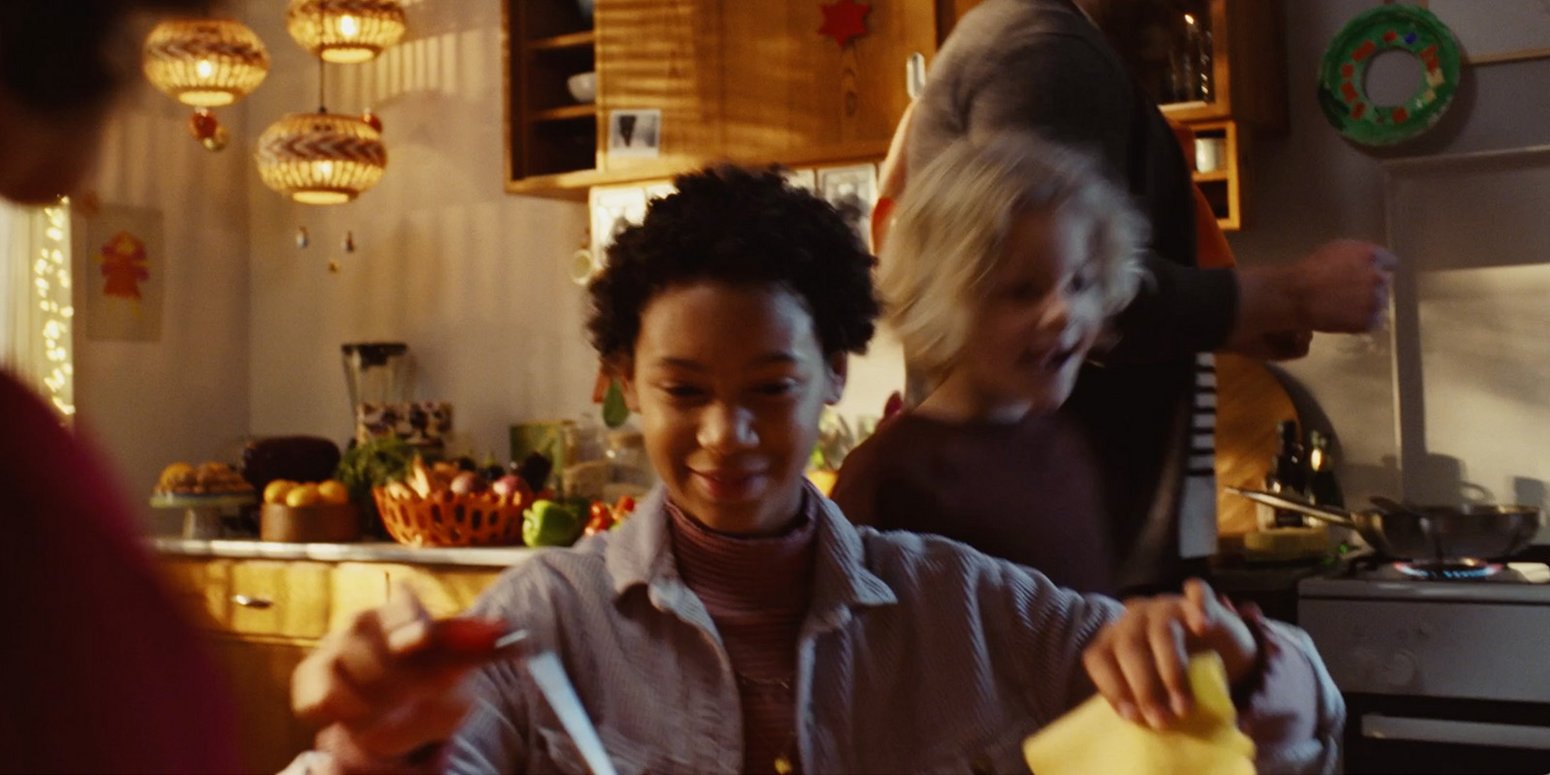 Festtagsvorbereitungen in der Küche und Closeups auf fertige Gerichte.