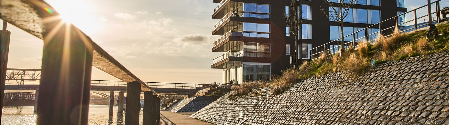 Außenansicht des Agenturgebäudes, das am Offenbacher Hafen nach Vorstellung der Inhaber Günther Nessel, Miriam und Lukas Dudek gebaut wurde.