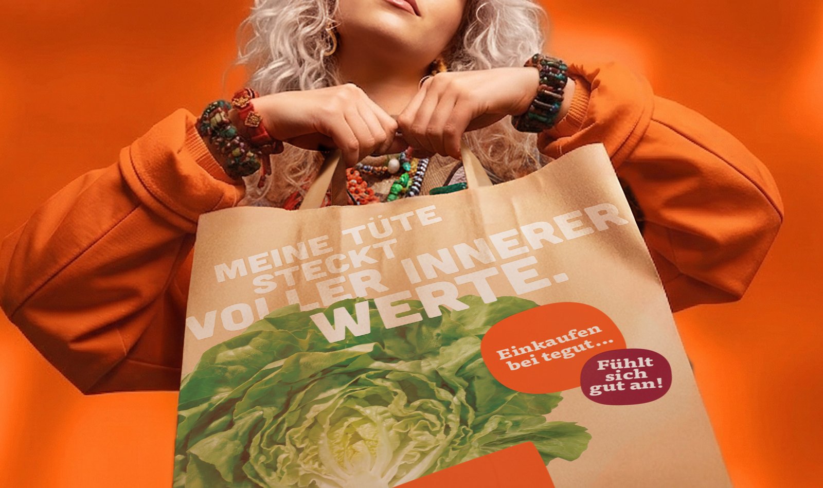 Closeup auf eine Papiertüte, auf der groß zu lesen ist: Meine Tüte steckt voller innerer Werte. Einkaufen bei tegut... fühlt sich gut an!